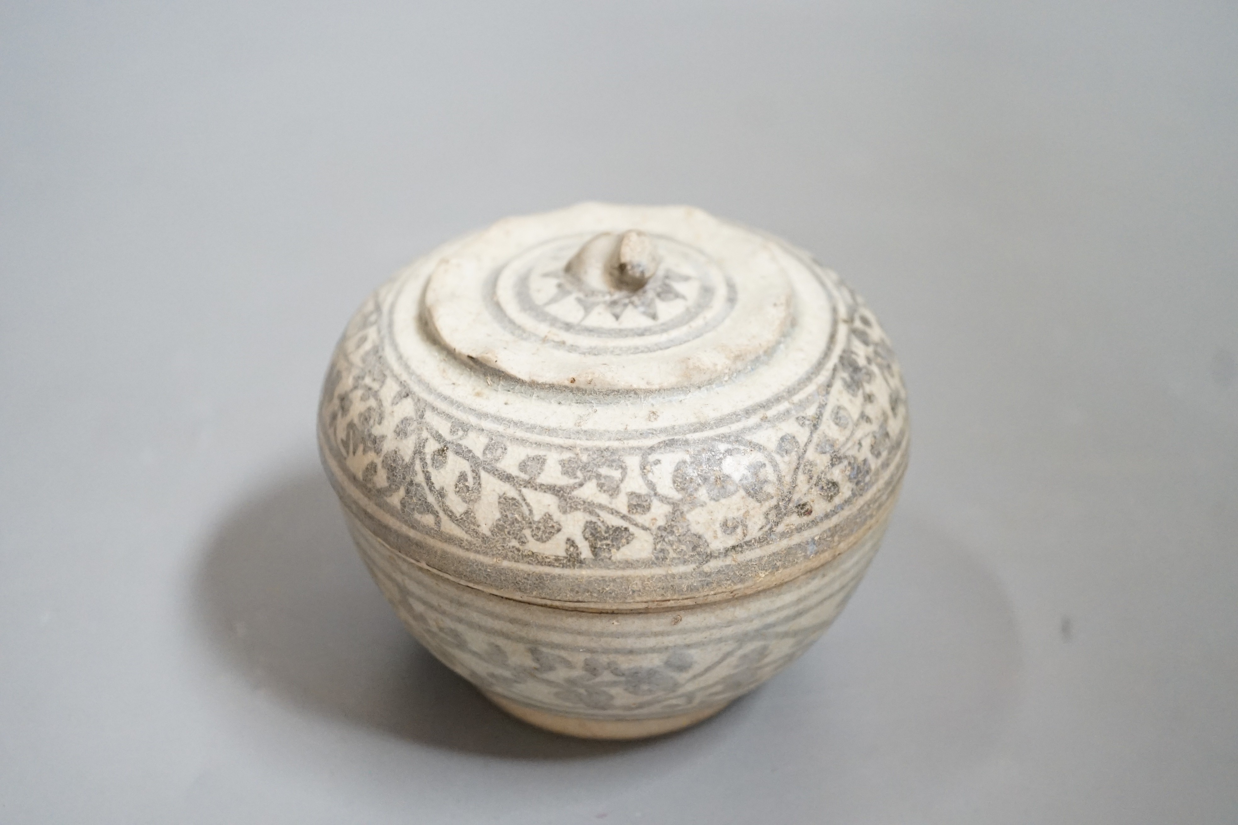 A Thai Sawankhalok blue and white box and cover, 14th-16th century, 9cm